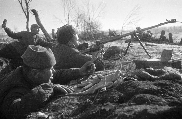 Бойцы ведут бой из окопа. Сталинград, 1942 