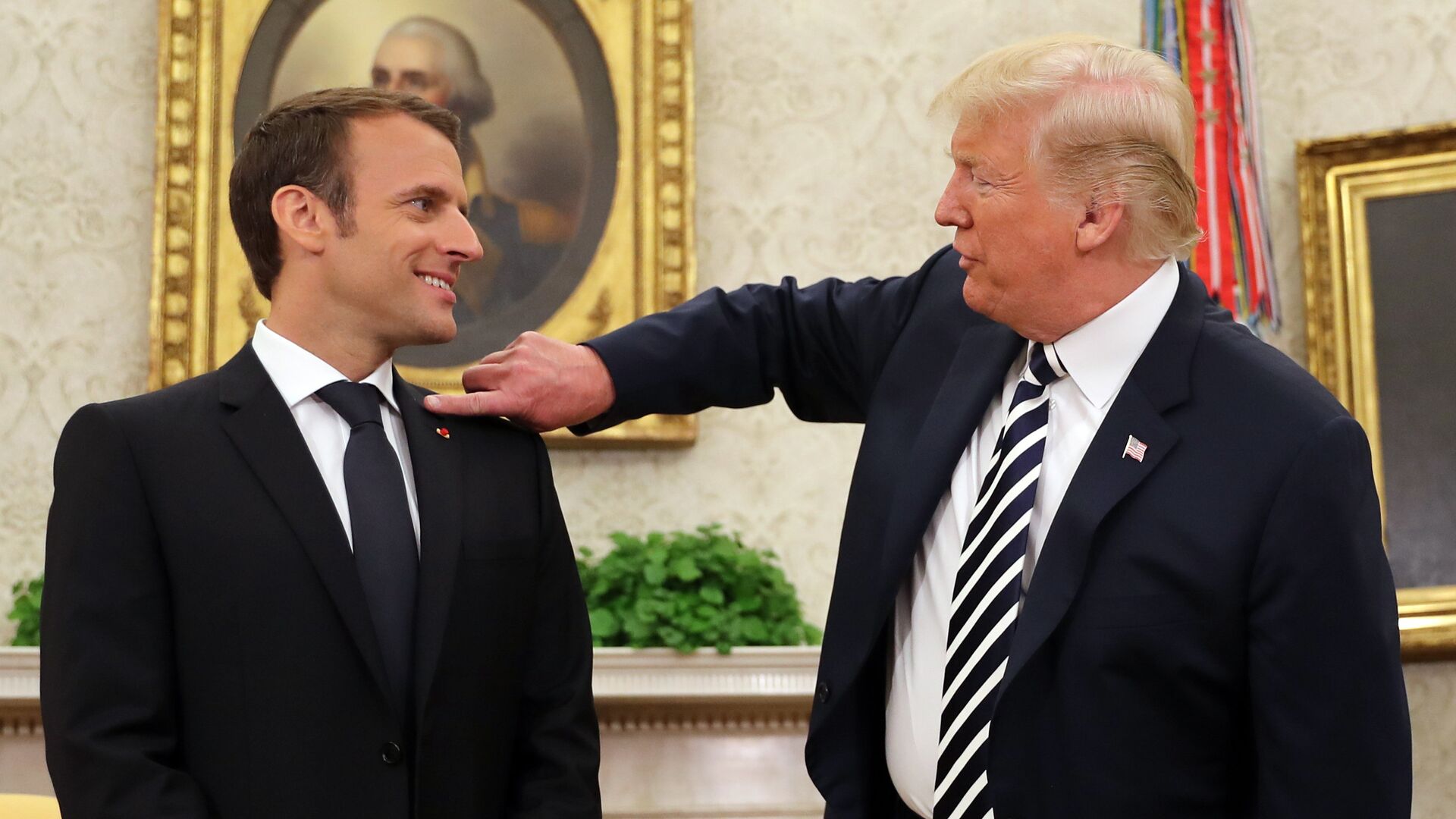 Президент Франции Эммануэль Макрон и президент США Дональд Трамп во время встречи в Белом доме, США. 24 апреля 2018 - РИА Новости, 1920, 05.02.2026