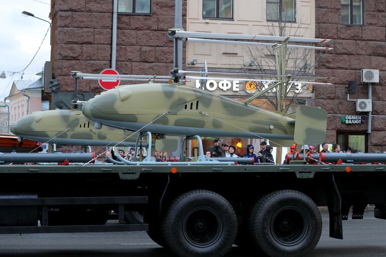 Беспилотный вертолет производства КумАПП перед началом репетиции военного парада на Красной площади. 26 апреля 2018