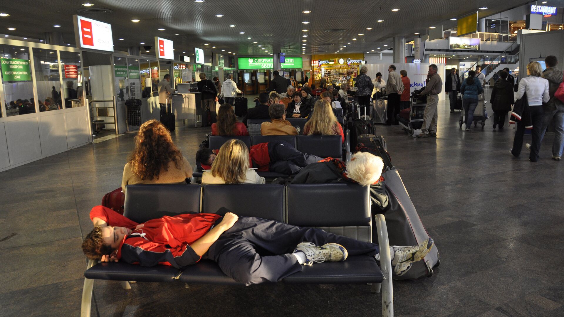 В зале ожидания терминала F аэропорта Шереметьево - РИА Новости, 1920, 03.01.2021