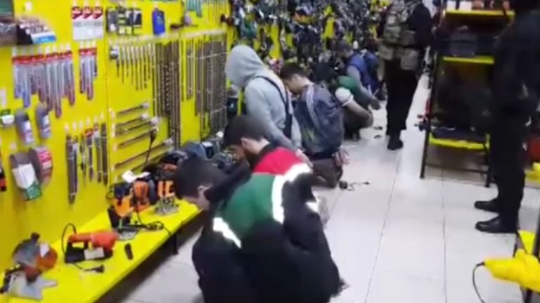 Спецоперация ФСБ против пособников ИГ* в Новом Уренгое. Оперативные кадры