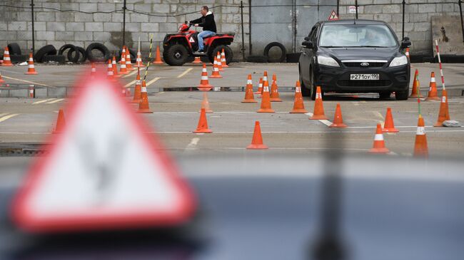 Во время практических занятий в автошколе