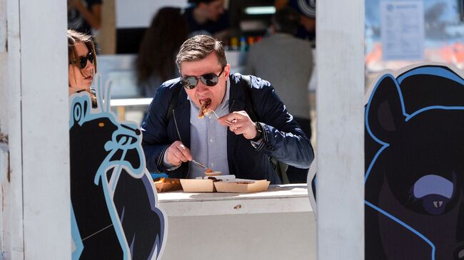 Если человек предпочитает жирную и соленую пищу, то это предрасполагает к развитию сердечно-сосудистых заболеваний