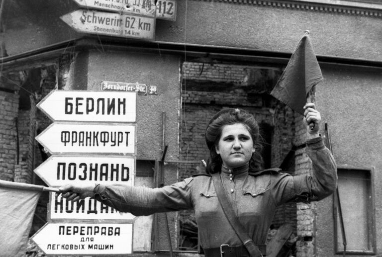 Советская регулировщица у крепости Кюстрин