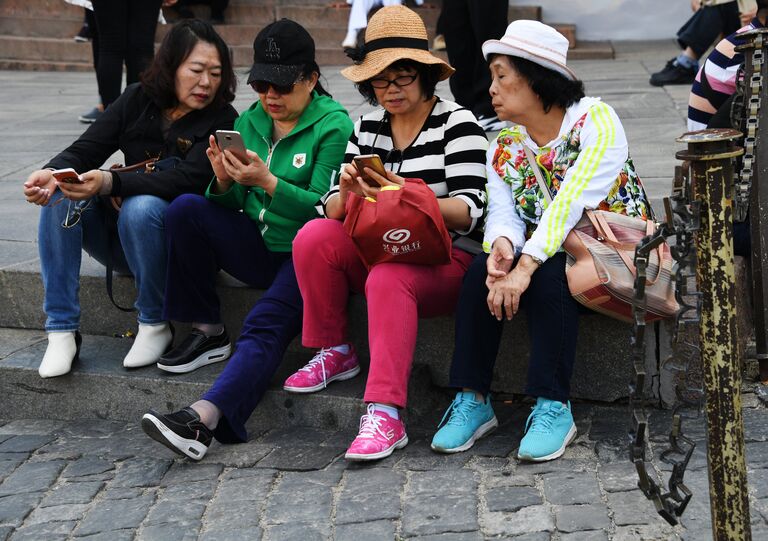 Туристы на Красной площади в Москве