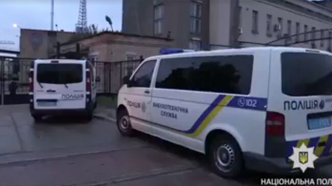 Полицейские автомобили в районе взрыва на территории склада в Киеве