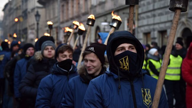 Участники факельного шествия активистов праворадикальных организаций, приуроченного ко дню гибели главнокомандующего УПА Романа Шухевича 5 марта 1950 года