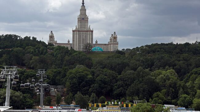 Вид на главное здание Московского государственного университета имени М. В. Ломоносова и канатную дорогу на Воробьевых горах