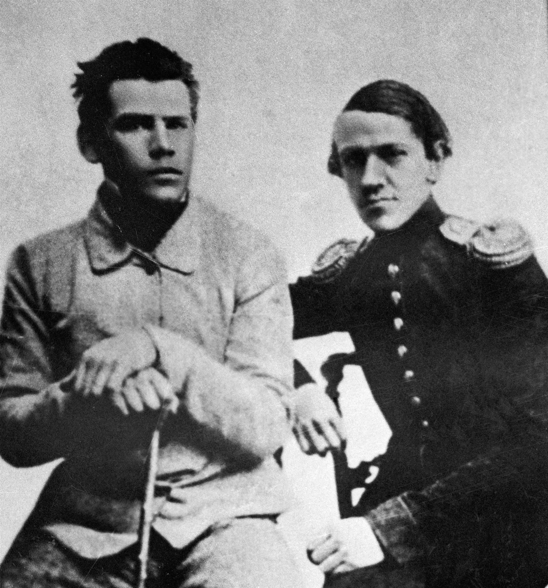 Писатель Лев Толстой (слева) со своим братом Николаем (справа) Писатель Лев Толстой (слева) со своим братом Николаем (справа) - РИА Новости, 1920, 08.09.2021