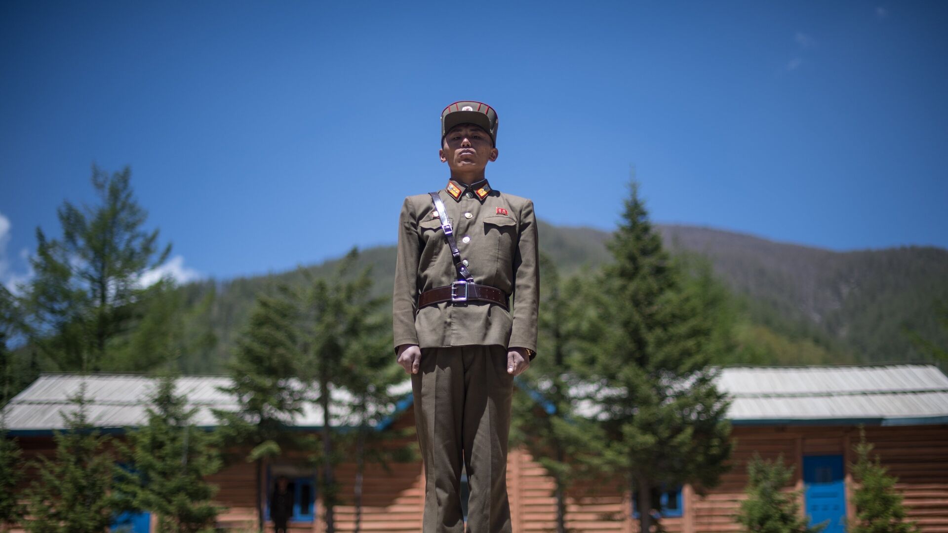 Военнослужащий на ядерном полигоне Пхунгери на севере КНДР - РИА Новости, 1920, 30.04.2025