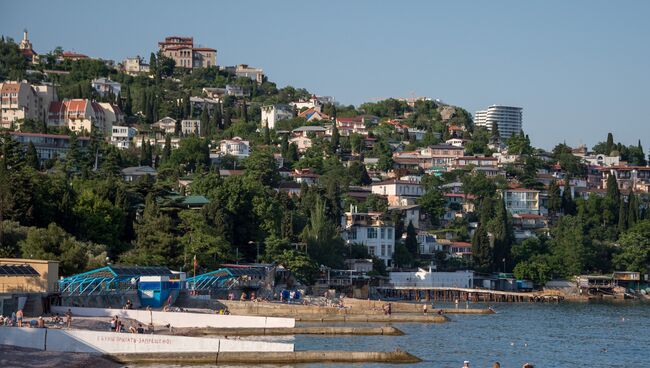 Отдыхающие на городском пляже в Гурзуфе