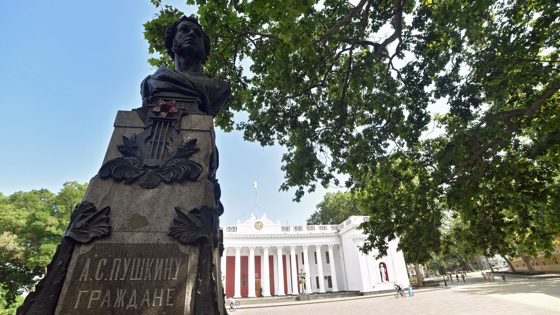 Памятник поэту А.С.Пушкину перед зданием Одесской городской думы. Архивное фото - РИА Новости, 1920, 27.04.2024