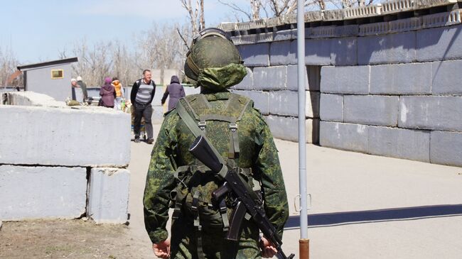 Военнослужащий на КПП Станица Луганская