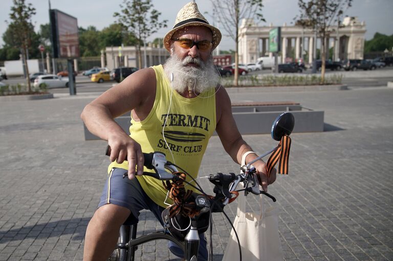 Мужчина на велосипеде в центре Москвы