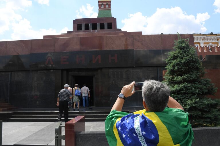 Иностранцы возле мавзолея Ленина на Красной площади