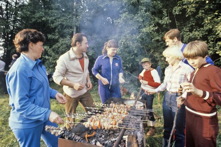 Члены экипажа космического корабля Союз Т-7 на отдыхе