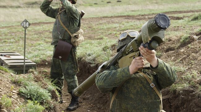 Военнослужащие во время учений Народной милиции ЛНР по огневой подготовке