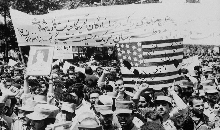 Митинг в Тегеране после воздушной атаки с ракетного крейсера Vincennes ВМС США самолета Airbus A300B2-203 авиакомпании Iran Air