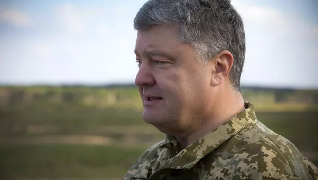 Президент Украины Петр Порошенко на военном полигоне, где проходят испытания американских противотанковых ракетных комплексов Джавелин (Javelin)