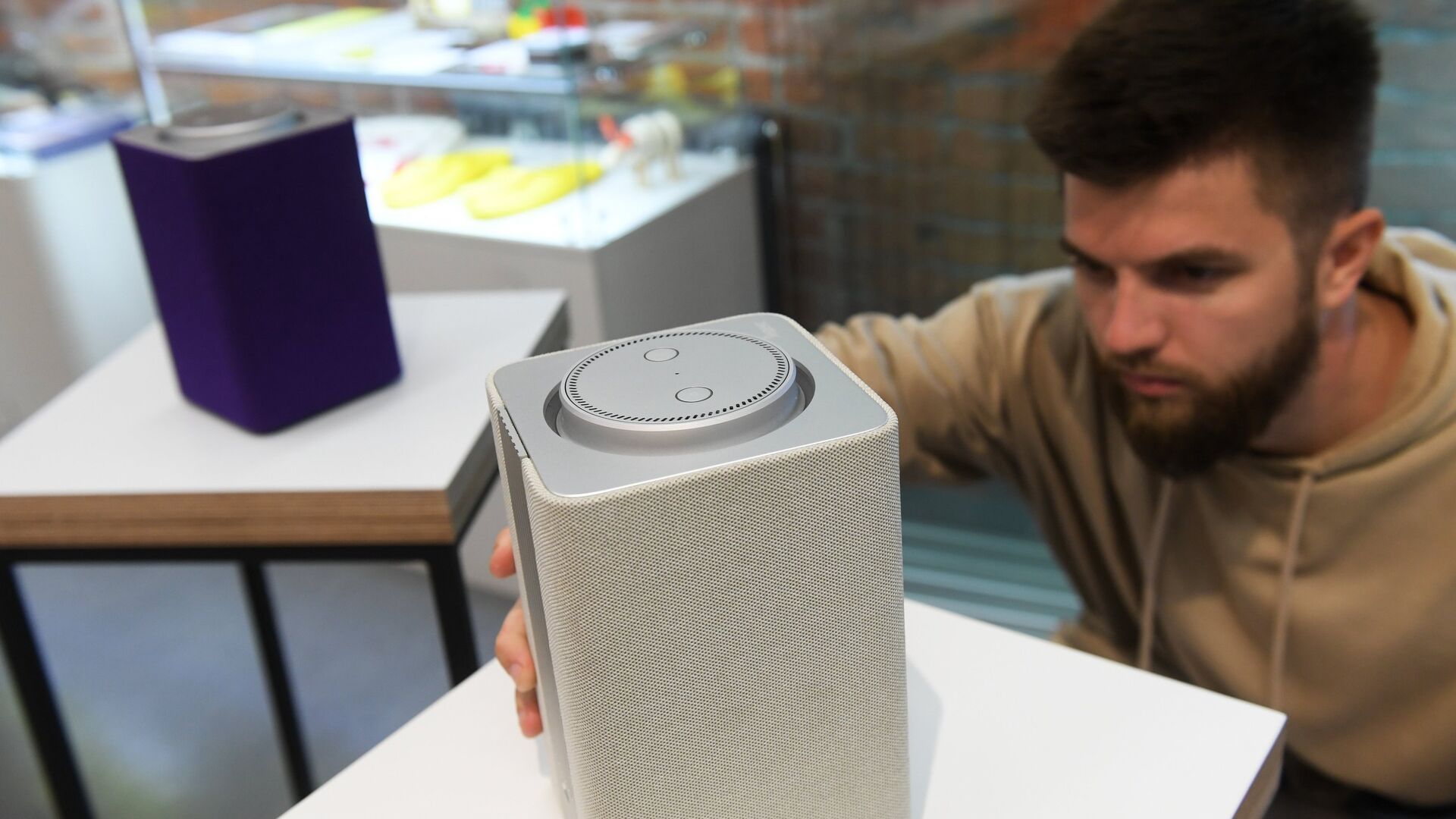 Сотрудник фирменного магазина перед стартом продажи умной колонки Яндекс.Станция - РИА Новости, 1920, 29.03.2026