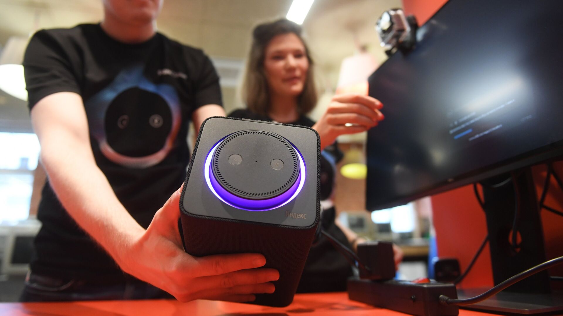 Демонстрация умной колонки Яндекс.Станция с голосовым помощником Алиса в фирменном магазине Яндекс  в Москве - РИА Новости, 1920, 13.11.2025
