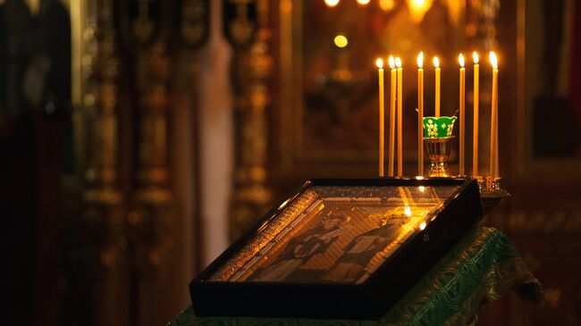 Верующие во время вечерней службы в Спасо-Преображенском соборе в день церковного празднования памяти валаамских чудотворцев преподобных Сергия и Германа