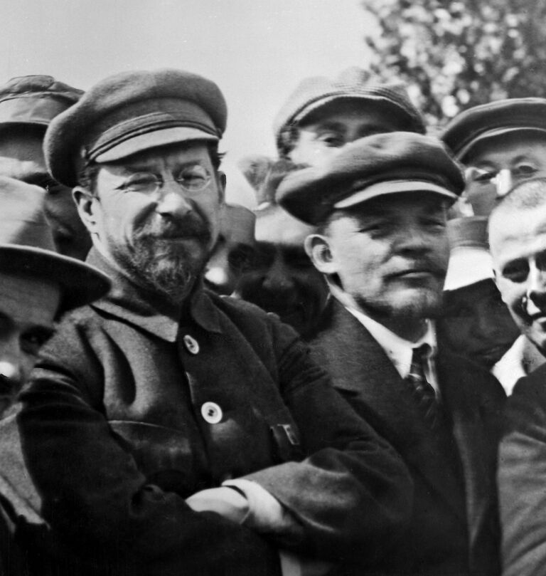 В. Ленин и А. Луначарский на закладке памятника Карлу Марксу на площади Свердлова  