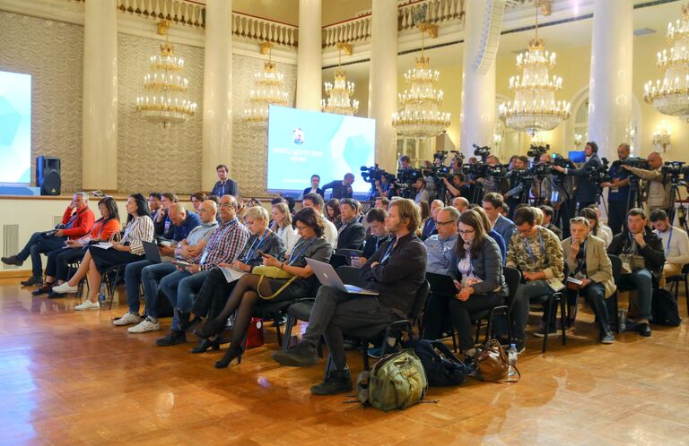 Журналисты во время пресс-конференции в Колонном зале Дома Союзов в Москве