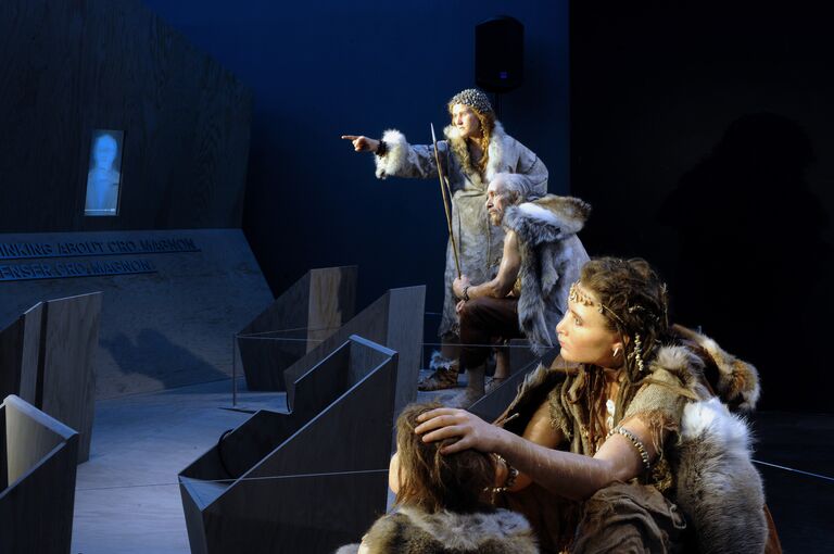 Реконструкция кроманьонцев в пещере Ласко на передвижной выставке в Бордо, Франция