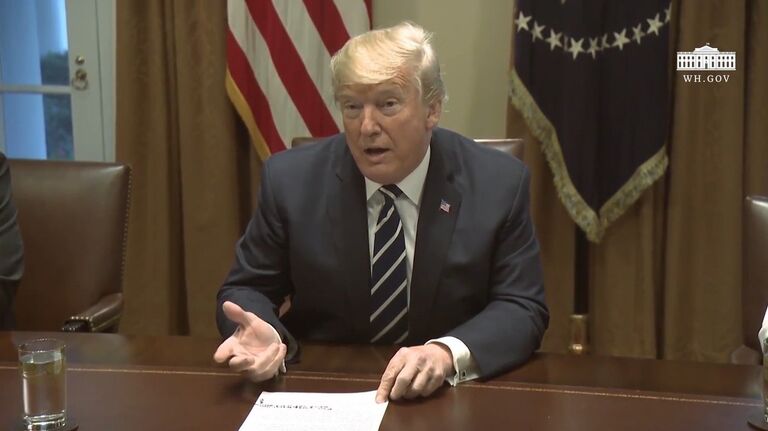 Трамп пошутил о разведслужбах, когда в Белом доме погас свет