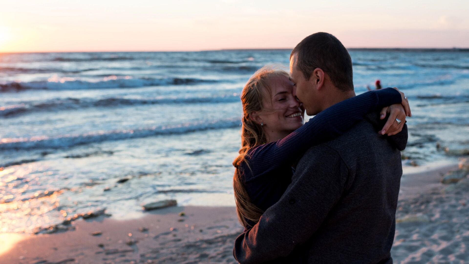 Влюбленные на берегу поселка Оленевка во время фестиваля Крым-eXstreme - РИА Новости, 1920, 14.10.2025