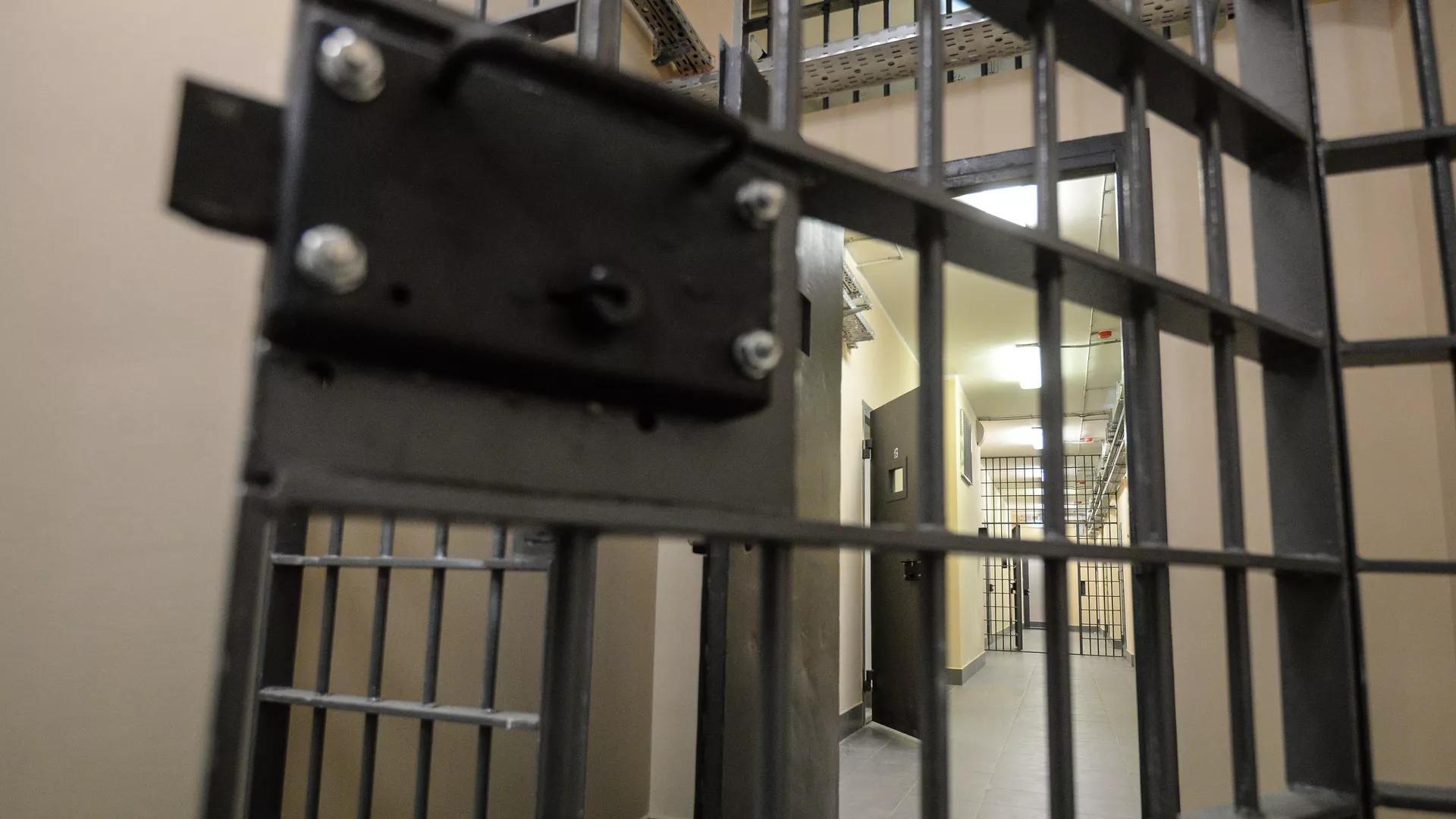 Коридор в учреждении службы исполнения наказаний - РИА Новости, 1920, 28.12.2025