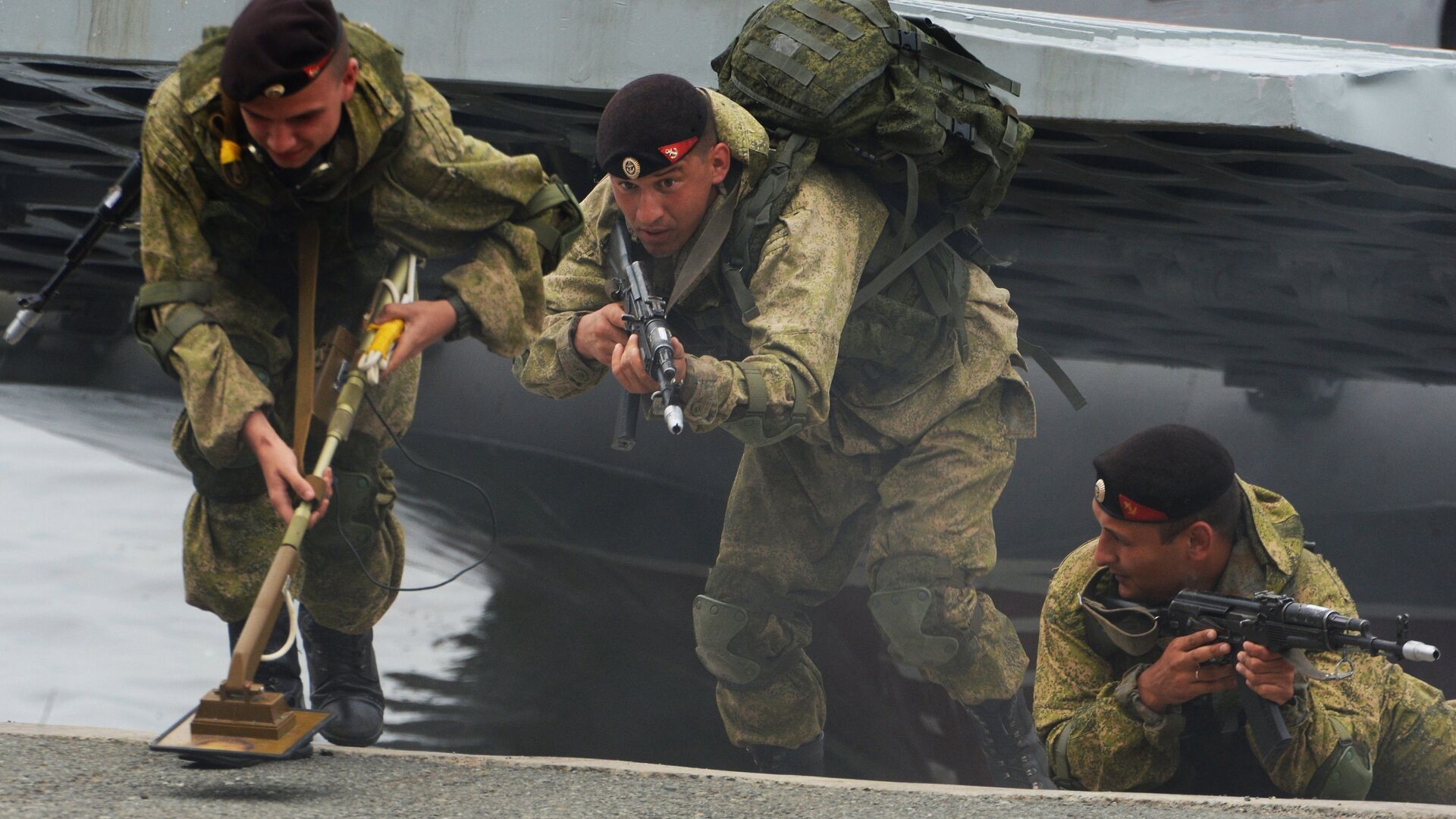 Высадка подразделения морской пехоты с борта десантного катера. Архивное фото - РИА Новости, 1920, 11.05.2024