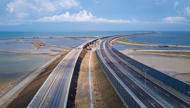 Укладка рельсов на Крымском мосту