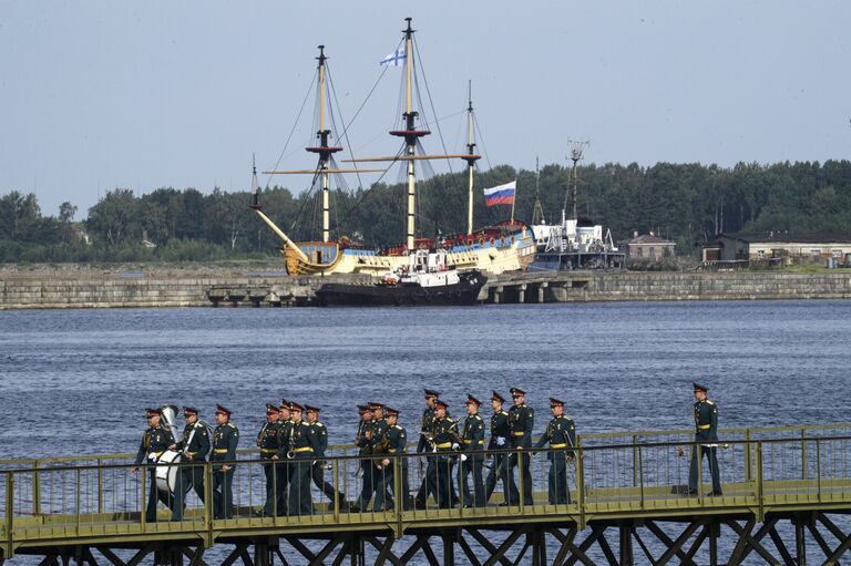 Музыканты военного оркестра во время генеральной репетиции парада, посвященного Дню ВМФ России, в Кронштадте.