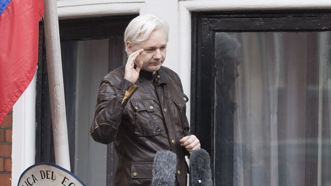 Сооснователь WikiLeaks Джулиан Ассанж на балконе здания посольства Эквадора в Лондоне