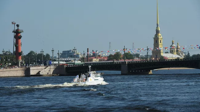 В акватории Невы перед началом главного военно-морского парада в Санкт-Петербурге в честь Дня Военно-Морского Флота России.  29 июля 2018