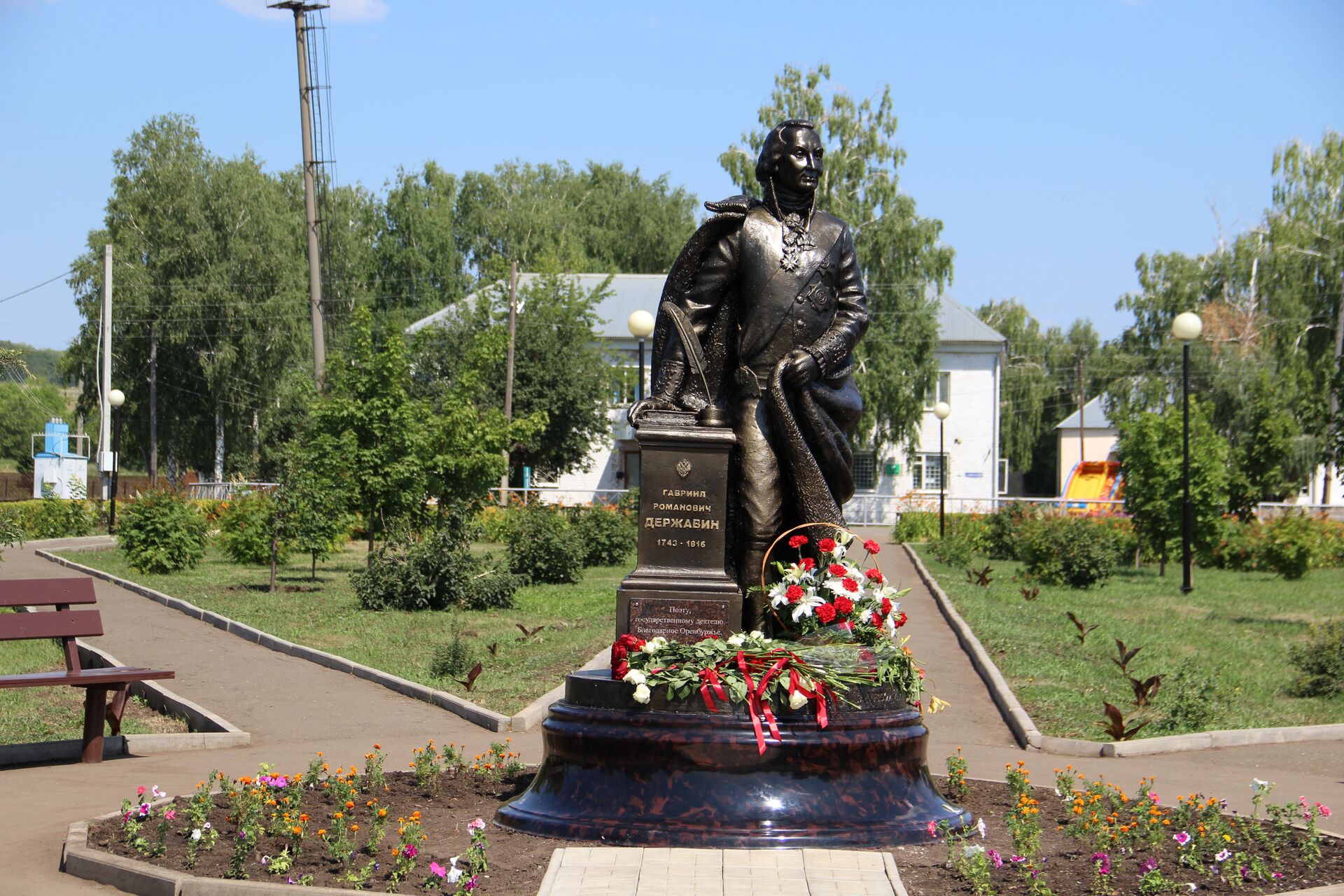 Памятник русскому поэту Гавриилу Романовичу Державину в селе Державино Бузулукского района Оренбургской области - РИА Новости, 1920, 11.03.2022