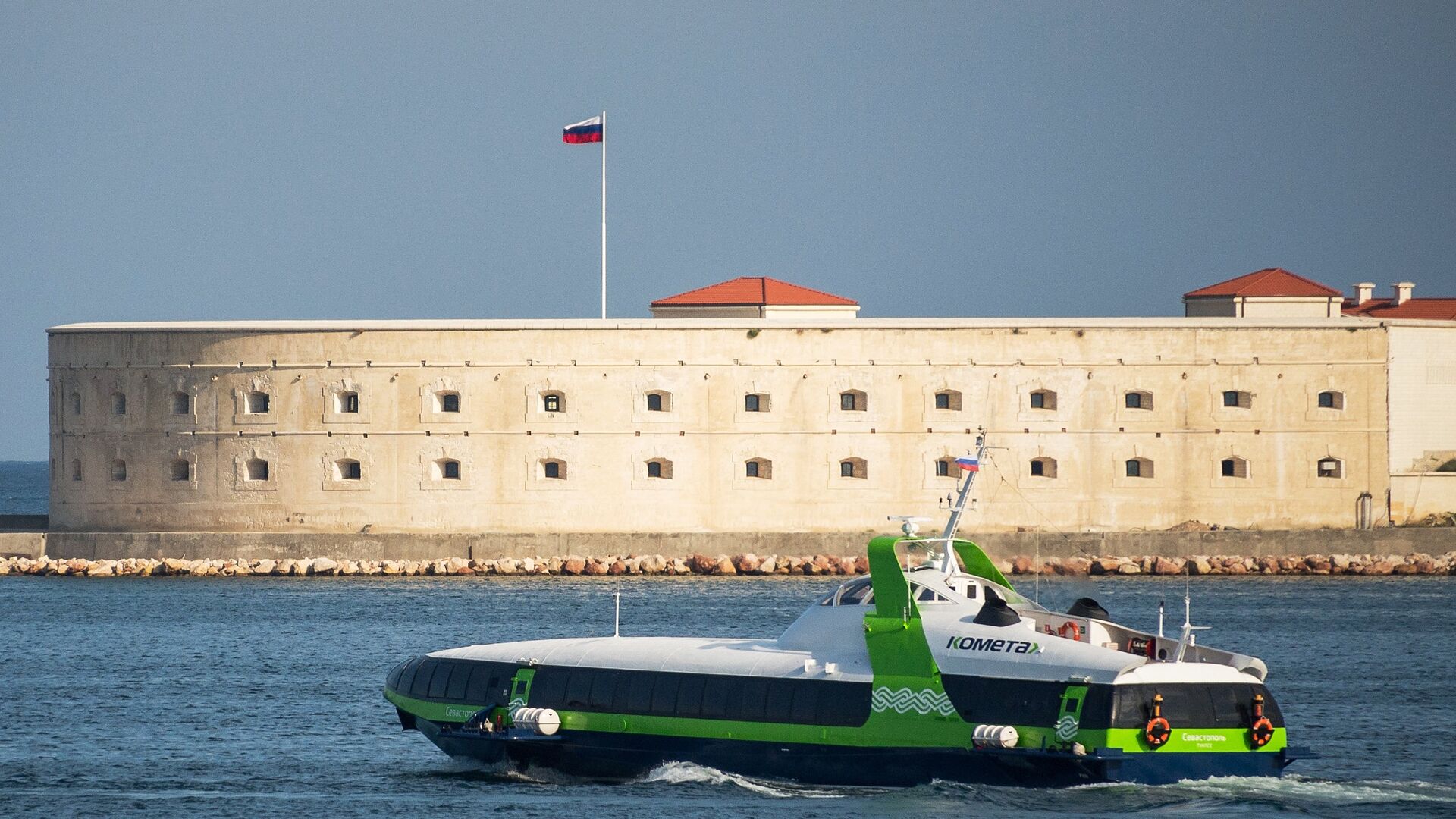 Скоростное морское пассажирское судно на подводных крыльях «Комета 120М» выполняет первый рейс по маршруту между Севастополем и Ялтой. На втором плане: Севастопольская крепость - РИА Новости, 1920, 22.07.2021