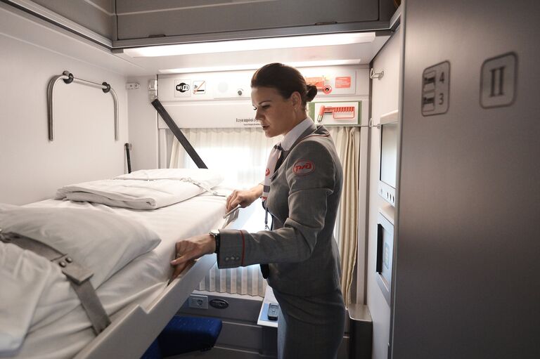 Проводник в вагоне нового скоростного поезда Стриж, отправляющегося по маршруту Москва - Нижний Новгород с перрона Курского вокзала