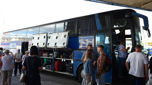 Автобус, следующий по маршруту Житомир - Киев - Москва на автовокзале в Киеве 