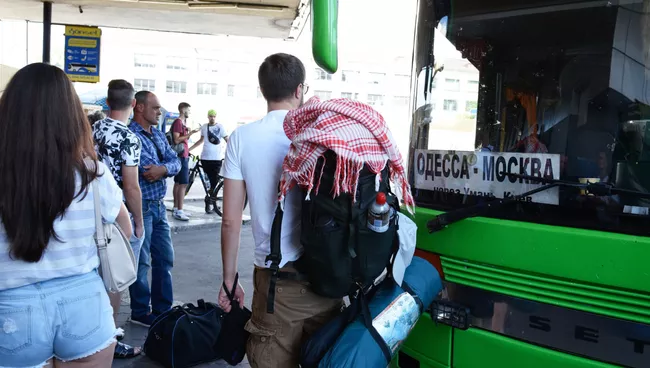 Автобус, следующий по маршруту Одесса - Москва на автовокзале в Киеве