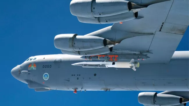 Самолет ВВС США B-52 Stratofortress с крылатой ракетой X-51A