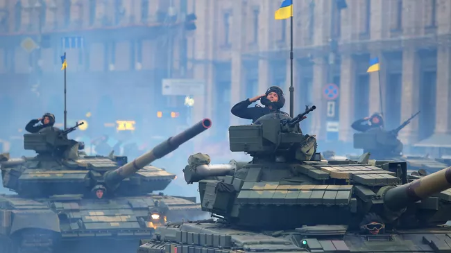 Танки Т-72 на репетиции военного парада в честь 27-ой годовщины Независимости Украины в центре Киева