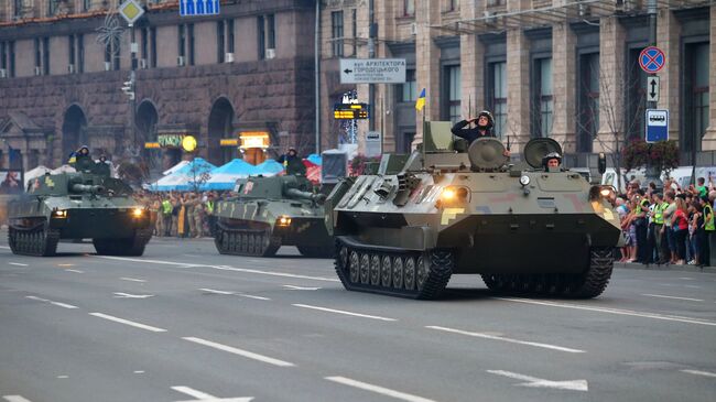 Военнослужащие на репетиции военного парада в честь 27-ой годовщины Независимости Украины в центре Киева