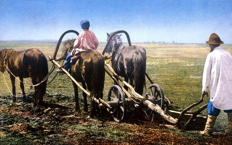 Русские крестьяне во время полевых работ. Почтовая открытка ХХ в.