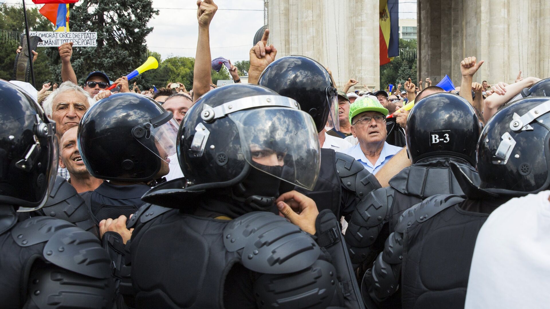 Сотрудники правоохранительных органов и участники акции протеста, требующие отставки правительства, в Кишиневе. 26 августа 2018 - РИА Новости, 1920, 15.06.2025