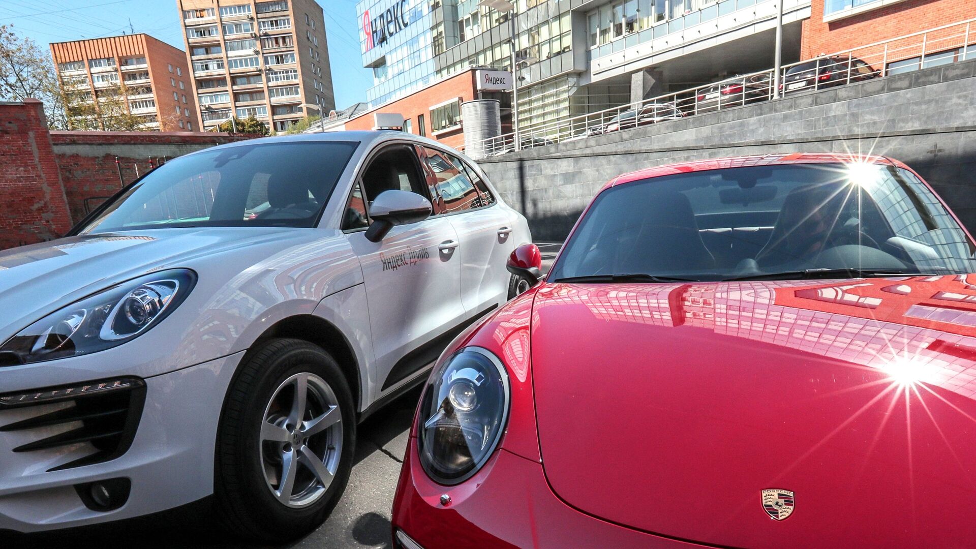 Автомобили Porsche Carrera 4s и Porsche Macan московского сервиса каршеринга Яндекс.Драйв - РИА Новости, 1920, 18.07.2020