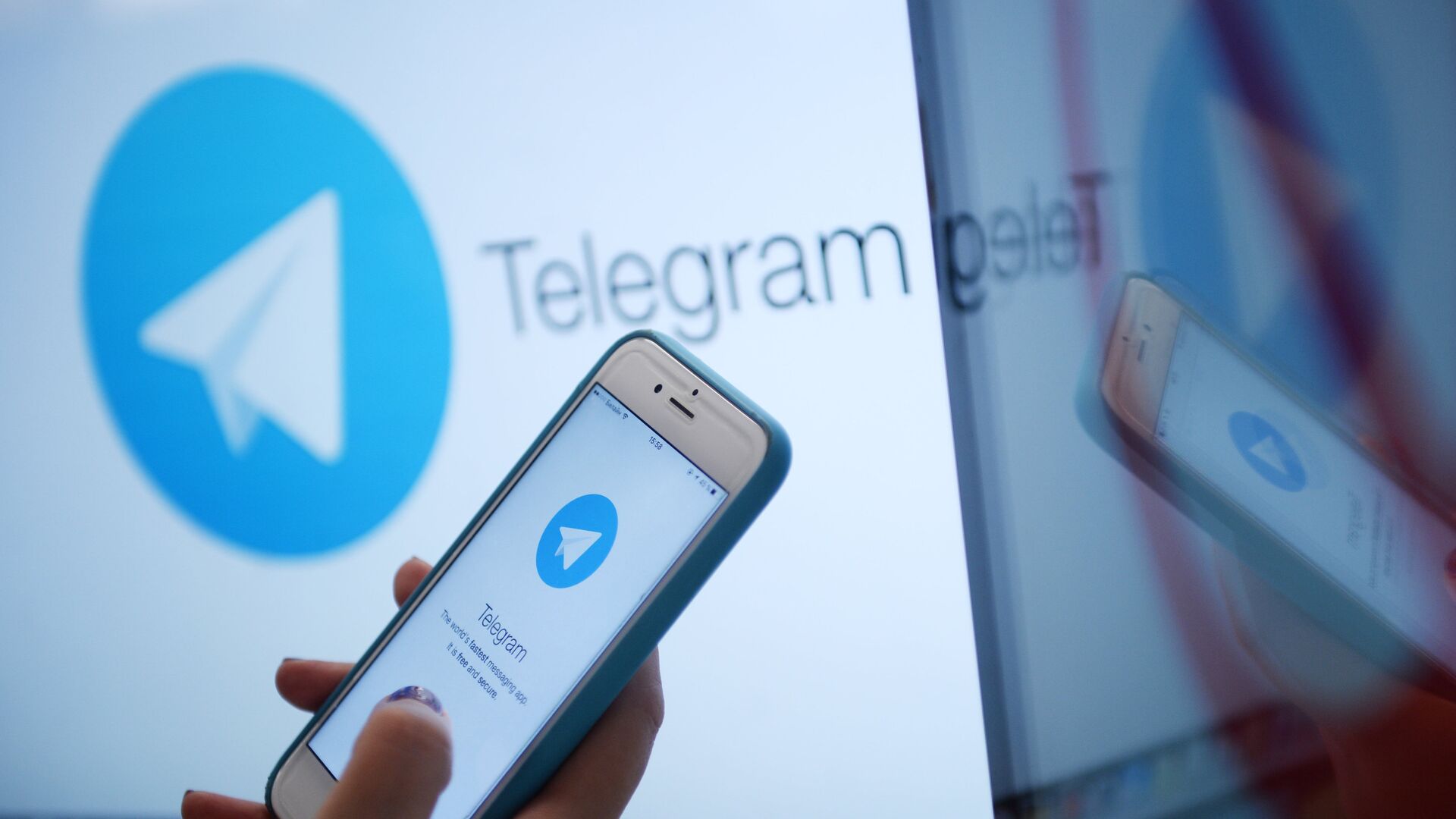 Логотип мессенджера Telegram на экране монитора и телефона - РИА Новости, 1920, 26.08.2024