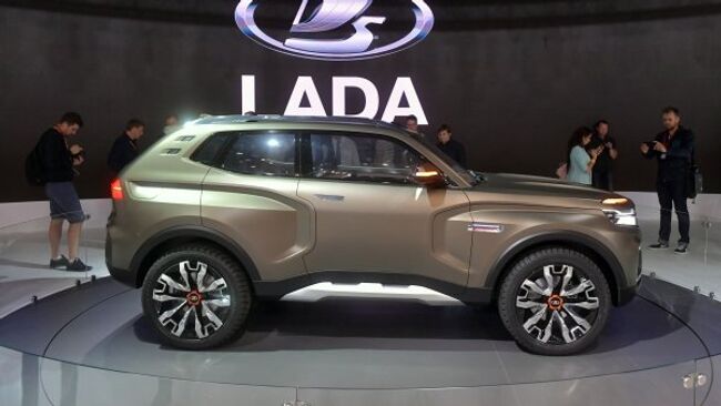 Посетители фотографируют новый автомобиль LADA 4x4 Vision на Московском международном автомобильном салоне 2018